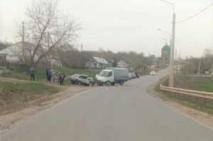 В Лев-Толстовском районе в столкновении с ВАЗом пострадали водитель и пассажир «Газели»